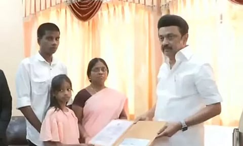 ரோந்து பணியின் போது உயிரிழந்த தலைமை காவலர் குடும்பத்திற்கு முதல்-அமைச்சர் மு.க.ஸ்டாலின் ரூ.25 லட்சம் நிதியுதவி வழங்கினார்..!