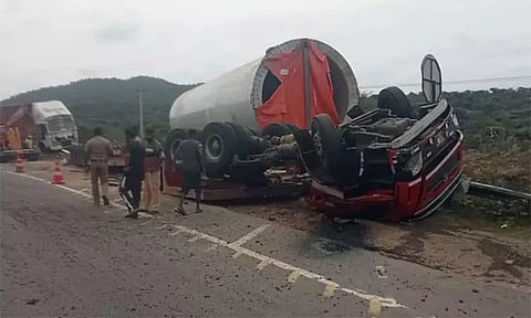 தொப்பூர் கணவாய் அருகே லாரி கவிழ்ந்து விபத்து - ஓட்டுனர் படுகாயம்