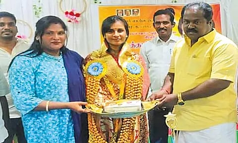 தென்னாப்பிரிக்கா, கிளிமஞ்சாரோ மலை ஏற உள்ள வீராங்கனைக்கு ரூ.5 லட்சம் நன்கொடை