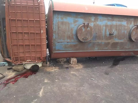 தண்ணீர் லாரி -பஸ்மோதல்;தொழிலாளி உடல் நசுங்கி பலி