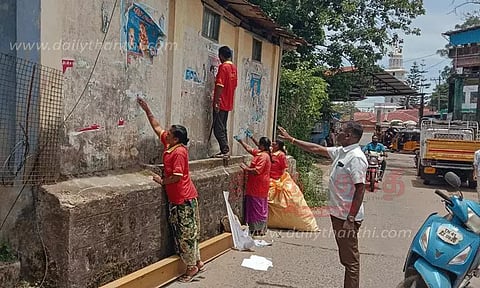 பொது சுவர்களில் ஒட்டிய சுவரொட்டிகள் அகற்றம்