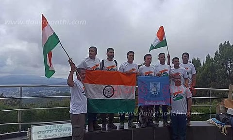 'தொட்டபெட்டா' சிகரத்தில் தேசியக்கொடி ஏந்தி ராணுவ குழுவினர் உற்சாகம்