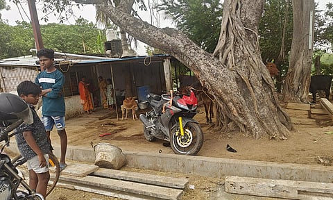 கட்டுப்பாட்டை இழந்த மோட்டார் சைக்கிள் வீட்டுக்குள் புகுந்தது