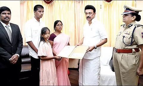 விபத்தில் இறந்த திருச்சி போலீஸ் ஏட்டு குடும்பத்துக்கு ரூ.25 லட்சம் நிதி: முதல்-அமைச்சர் மு.க.ஸ்டாலின் வழங்கினார்