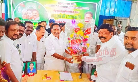 தே.மு.தி.க. முன்னாள் மாவட்ட செயலாளர், ஆதரவாளர்கள் அ.தி.மு.க.வில் இணைந்தனர்