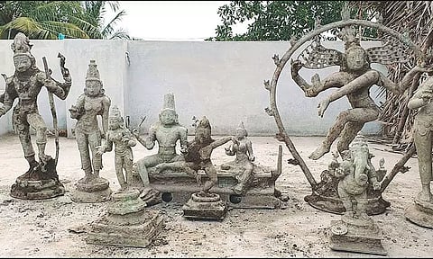 வீடு கட்ட பள்ளம் தோண்டியபோது 10 பழங்கால சாமி சிலைகள் கண்டெடுப்பு