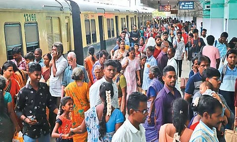 எழும்பூர்-கடற்கரை இடையே 4-வது வழித்தட பணி: சிந்தாதிரிப்பேட்டை ரெயில் நிலையத்தில் அலைமோதிய கூட்டம்