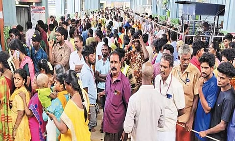 பெரியபாளையம் பவானி அம்மன் கோவிலில் குவிந்த பக்தர்கள்