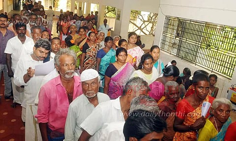 குறைதீர்வு கூட்டத்தில் மனு அளித்து விவசாயிகளுடன் பொதுமக்கள் ஆர்ப்பாட்டம்