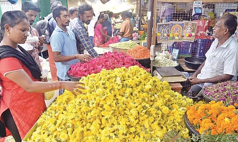மார்க்கெட்டில் களை கட்டிய பூக்கள் விற்பனை