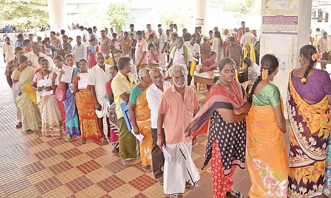 குறைதீர்க்கும் நாள் கூட்டத்தில் 406 மனுக்கள் குவிந்தன