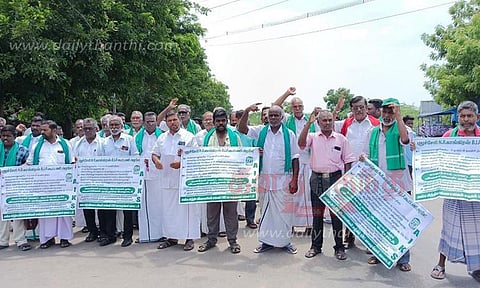 கலெக்டர் அலுவலகத்தை, விவசாயிகள் முற்றுகையிட முயற்சித்ததால் பரபரப்பு