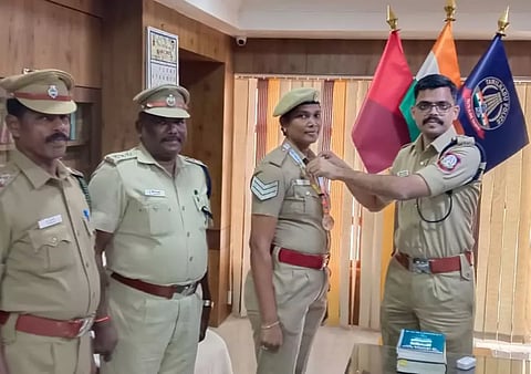 பெண் போலீஸ் ஏட்டுக்கு பாராட்டு