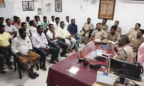 ரவுடிகளின் உதவியோடு மதுக்கடைகளை நடத்தக்கூடாது