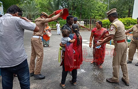 தர்மபுரி கலெக்டர் அலுவலகத்தில்விவசாயி குடும்பத்துடன் தீக்குளிக்க முயற்சிபோலீசார் தடுத்து விசாரணை