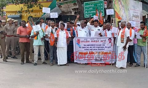 டாஸ்மாக் கடையை மாற்றக்கோரி பா.ஜ.க.வினர் ஆர்ப்பாட்டம்