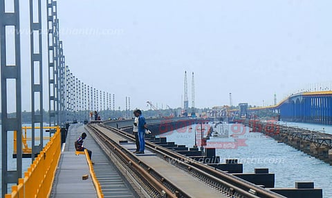 மின்சார ரெயில்கள் இயக்க வசதியாக பாம்பன் புதிய பாலத்தில் மின்கம்பங்கள் பொருத்தும் பணி