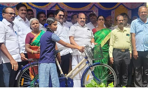 மாணவ- மாணவிகளுக்கு விலையில்லா சைக்கிள்