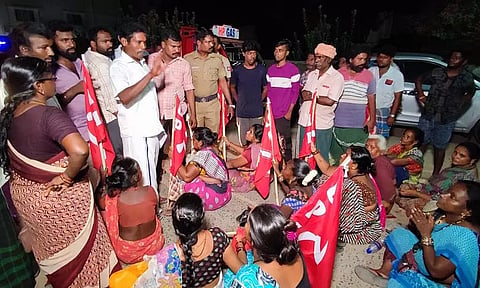 குழந்தைகளை அழைத்து சென்றஅதிகாரிகளை கண்டித்து பொதுமக்கள் போராட்டம்
