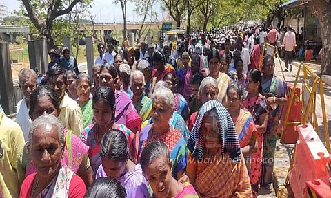 நெல்லை கலெக்டர் அலுவலகத்தில் மனு கொடுக்க குவிந்த பொதுமக்கள்