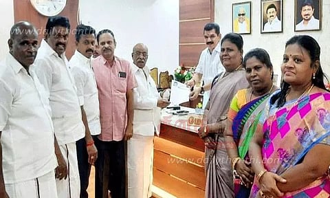 நெல்லை மாநகராட்சி மேயரிடம் தி.மு.க.வினர் மனு