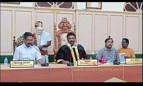 கும்பகோணம் மாநகராட்சி கூட்டத்தில் மேயர் மீது புகா
