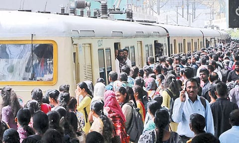 கடற்கரை-சிந்தாதிரிப்பேட்டை இடையே மின்சார ரெயில்சேவை ரத்து:திக்குமுக்காடி போன ரெயில் பயணிகள்