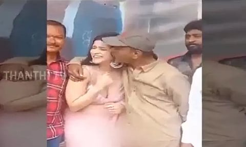 நடிகைக்கு திடீரென மேடையில் நச்சு.. நச்சு.. என 3 முறை முத்தமிட்ட இயக்குனர்..! பதறி போன நடிகை