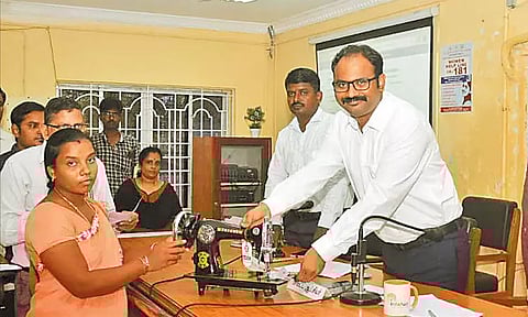 திருவள்ளூரில் மக்கள் குறைதீர்க்கும் நாள் கூட்டம் நலத்திட்ட உதவிகளை கலெக்டர் வழங்கினார்