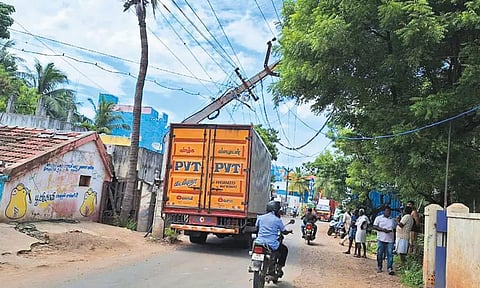 மின்கம்பம் மீது கன்டெய்னர் லாரி மோதி விபத்து டிரைவர் அதிர்ஷ்டவசமாக உயிர் தப்பினார்