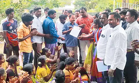 பாலாறு குடிநீர் திட்டத்தை தங்கள் பகுதியில் செயல்படுத்த கோரிவட்டார வளர்ச்சி அலுவலகத்தை பொதுமக்கள் முற்றுகை