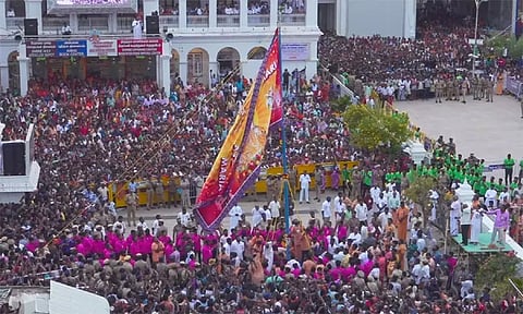 உலகப் புகழ்பெற்ற வேளாங்கண்ணி மாதா ஆலய பெருவிழா கொடியேற்றத்துடன் தொடங்கியது..!