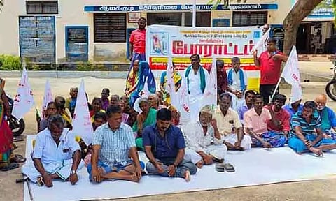 மாற்றுத்திறனாளிகள் காத்திருப்பு போராட்டம்