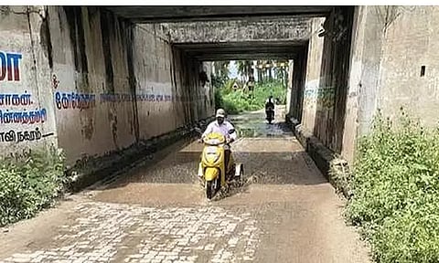 கோலாரில் ரெயில்வே சுரங்கப்பாதையில் புதர் மண்டி கிடப்பதால் வாகன ஓட்டிகள் அவதி