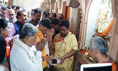 சாமுண்டீஸ்வரி அம்மனுக்குசித்தராமையா- டி.கே.சிவக்குமார் சிறப்பு பூஜை