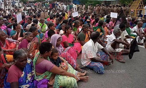 ஊர்வலமாக சென்ற விவசாயிகளை போலீசார் தடுத்ததால் தள்ளுமுள்ளு