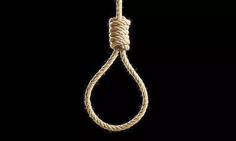 கோவில் மண்டபத்தில் தூக்கில் பிணமாக தொங்கிய டிரைவர்