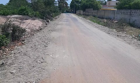 வயலோகத்தில் சாலையின் இருபுறமும் மண் கொட்டும் பணி தீவிரம்