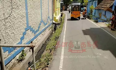 தாழ்வான கழிவுநீர் கால்வாயால் விபத்து அபாயம்