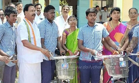 மருதகுளம் அரசு பள்ளியில் மாணவ-மாணவிகளுக்கு இலவச சைக்கிள்