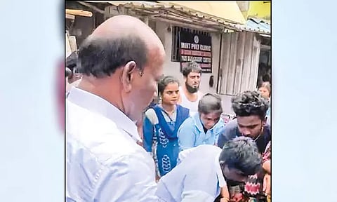 சாலையில் ரத்த வெள்ளத்தில் கிடந்த பெண்: ஆஸ்பத்திரிக்கு காரில் அனுப்பி வைத்த அமைச்சர் மா.சுப்பிரமணியன்