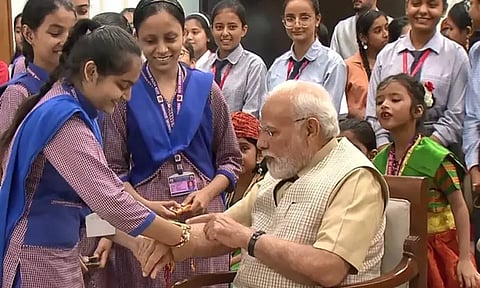 பள்ளி குழந்தைகளுடன் ரக்ஷா பந்தன் கொண்டாடிய பிரதமர் மோடி