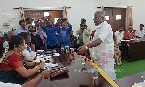 10 பொதுக்கழிப்பிடங்களை இடித்துவிட்டு புதிதாக கட்ட அரசுக்கு பரிந்துரை