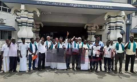 குறைதீர்க்கும் கூட்டத்தை புறக்கணித்து விவசாயிகள் கருப்புக்கொடி ஏந்தி போராட்டம்