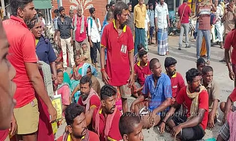 தூய்மை பணியாளர்கள் சாலை மறியல்