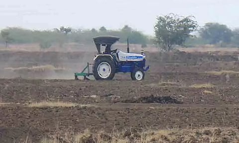 பருத்தி, மிளகாய் சாகுபடிக்கு நிலத்தை தயார்படுத்தும் விவசாயிகள்