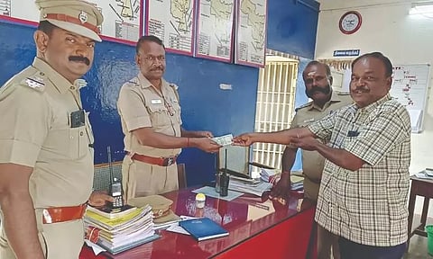 ஏ.டி.எம். மில் கேட்பாரற்று கிடந்த ரூ.7 ஆயிரம்