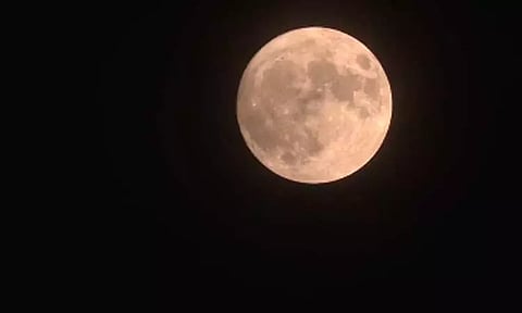 வானில் அதிசய நிகழ்வு... சூப்பர் புளூ மூன், சனி கோள் ஒன்றாக ஜொலிப்பு