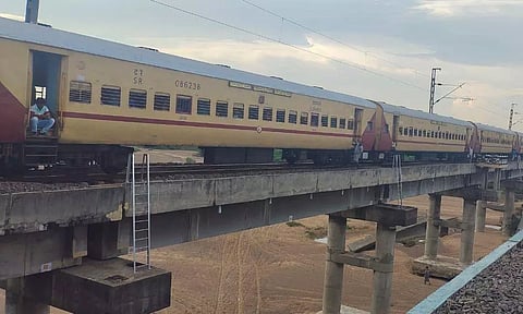 விருத்தாசலம் அருகே ரெயில்வே கேட்டில் மினிலாரி மோதல் 2 எக்ஸ்பிரஸ் ரெயில்கள் நடுவழியில் நிறுத்தம் பயணிகள் கடும் அவதி