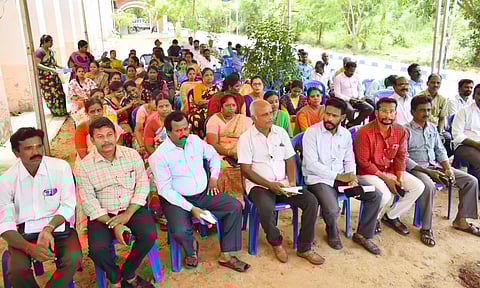 கடலூர் கலெக்டர் அலுவலகத்தில் வருவாய்த்துறை அலுவலர்கள் காத்திருப்பு போராட்டம்